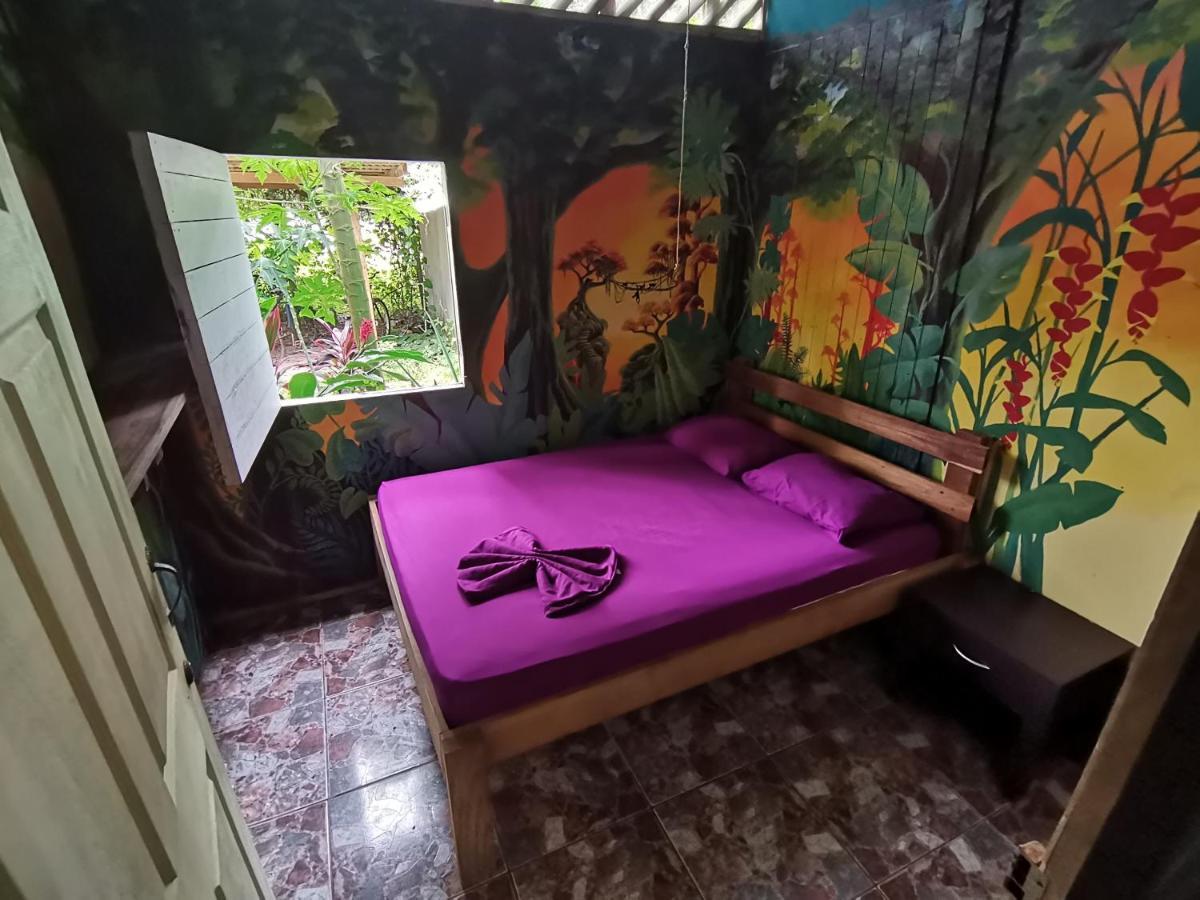 Oasis Beachfront Hostel Puerto Limon Esterno foto