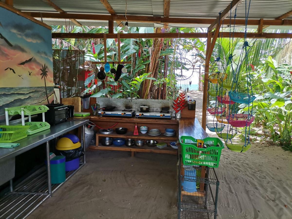 Oasis Beachfront Hostel Puerto Limon Esterno foto