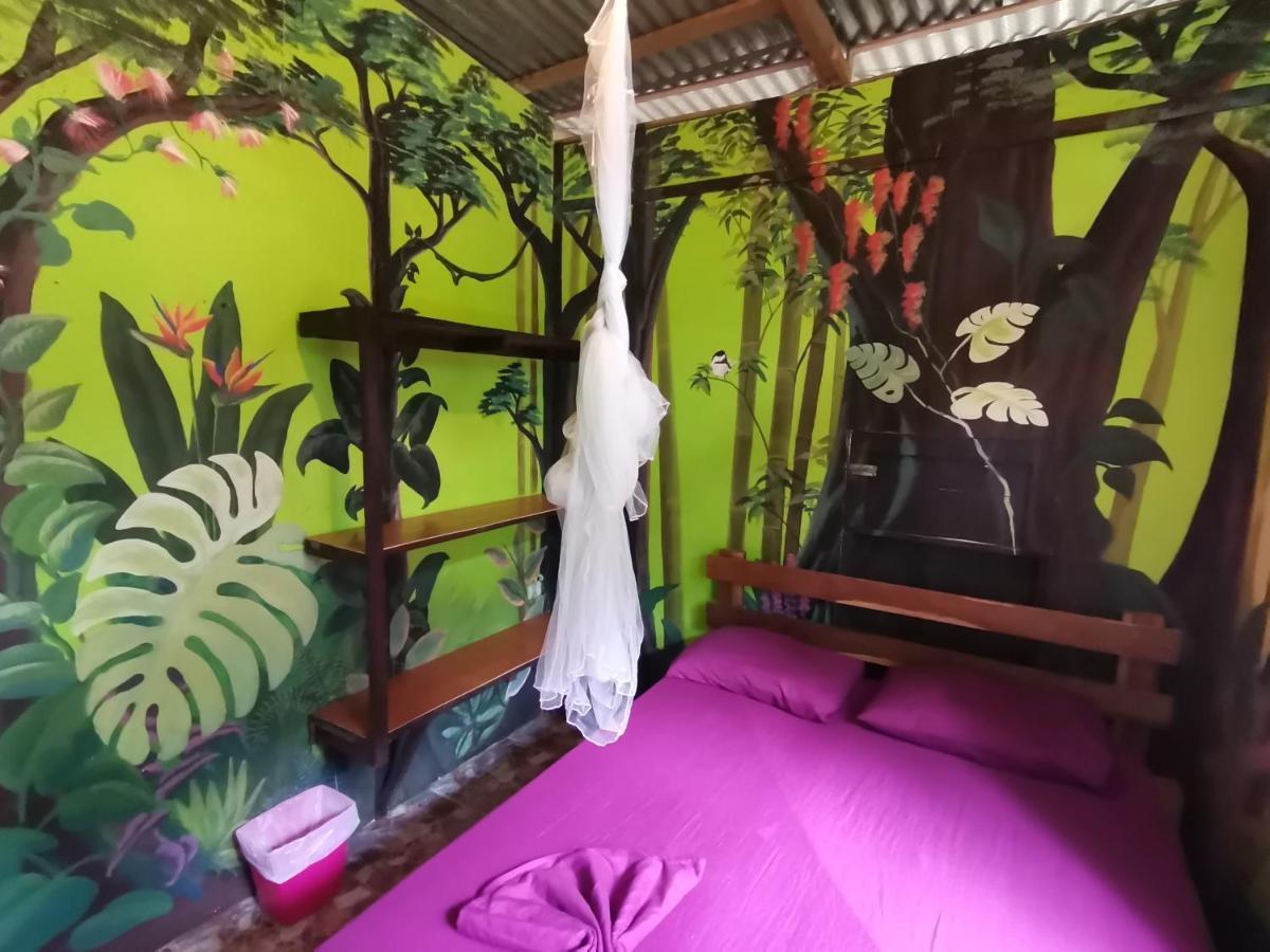 Oasis Beachfront Hostel Puerto Limon Esterno foto