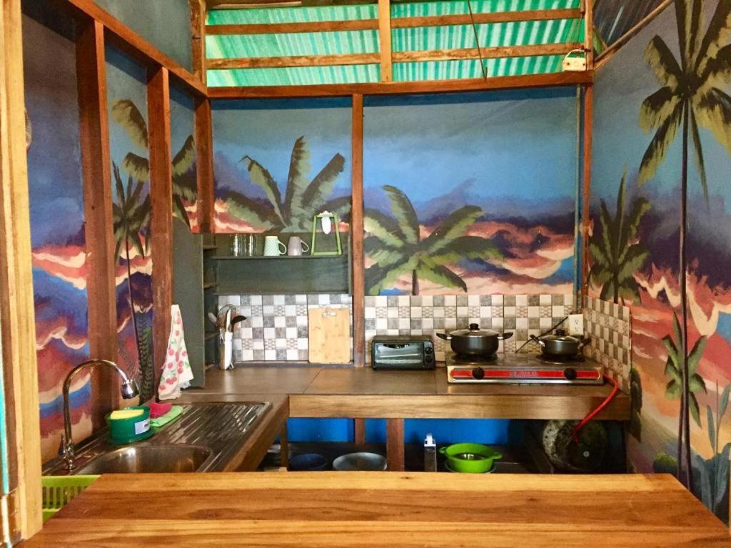 Oasis Beachfront Hostel Puerto Limon Esterno foto